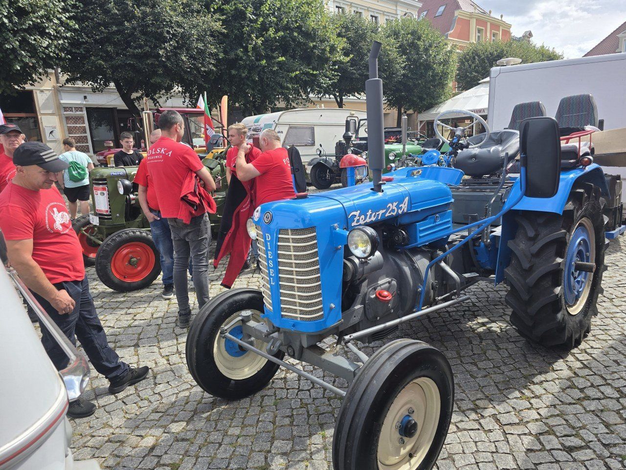 Leszno: Zabytkowe traktory z Czech zagościły na rynku. Przyjechały na festiwal, który w sobotę startuje w Wilkowicach