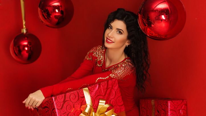 Czerwień i złoto to kolory kojarzące się ze świętami, dlatego świetnie pasują do bożonarodzeniowych stylizacji