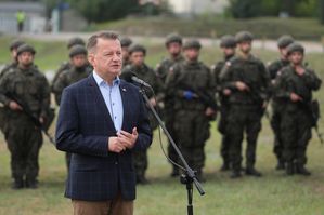 Warszawa, 12.10.2023. Minister obrony narodowej Mariusz Błaszczak (C) podczas spotkania z żołnierzami dobrowolnej zasadniczej służby wojskowej na terenie 1. Warszawskiej Brygady Pancernej w Warszawie-Wesołej, 12 bm. (ad) PAP/Paweł Supernak