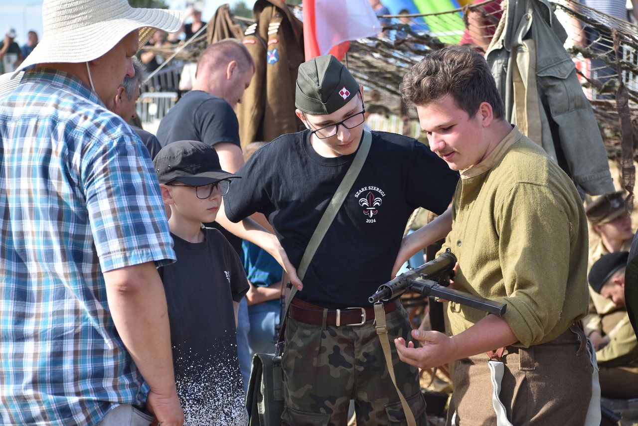 "Wybuchowy" piknik historyczny pod Miechowem zgromadził tłumy