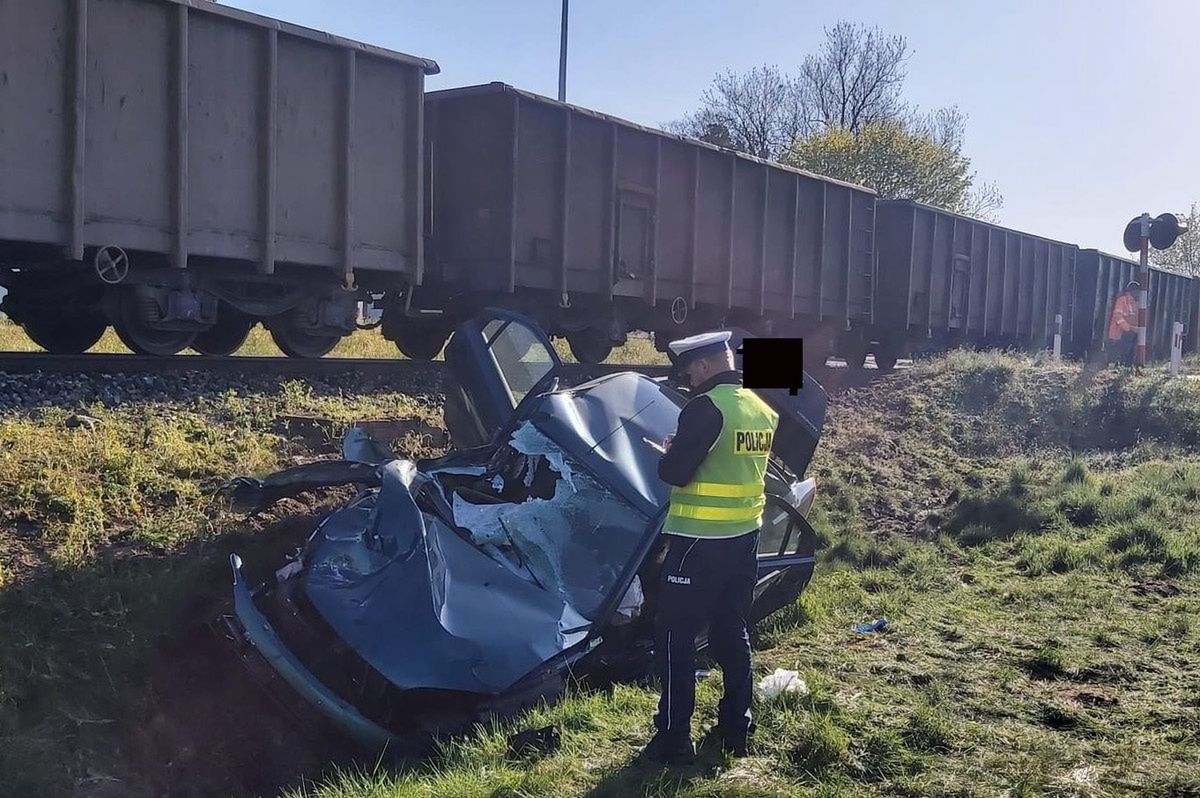 W wyniku zderzenia ford został wyrzucony na poboczę