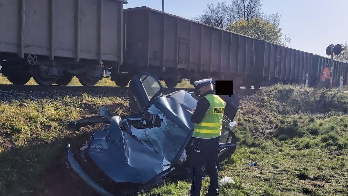 W wyniku zderzenia ford został wyrzucony na poboczę