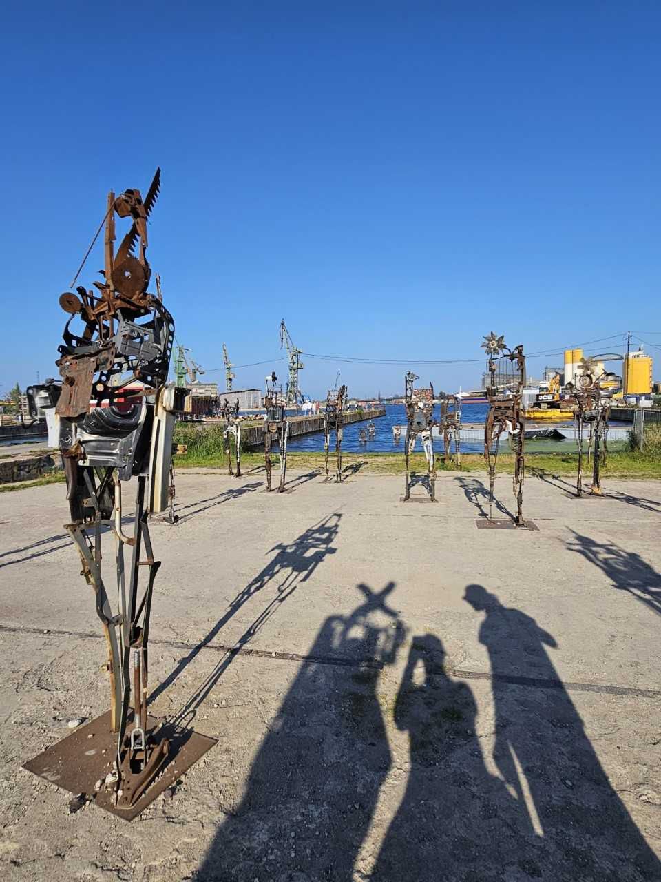 Ludzie-roboty nad brzegiem wody robią ogromne wrażenie. Stały się jednym z symboli tego miejsca