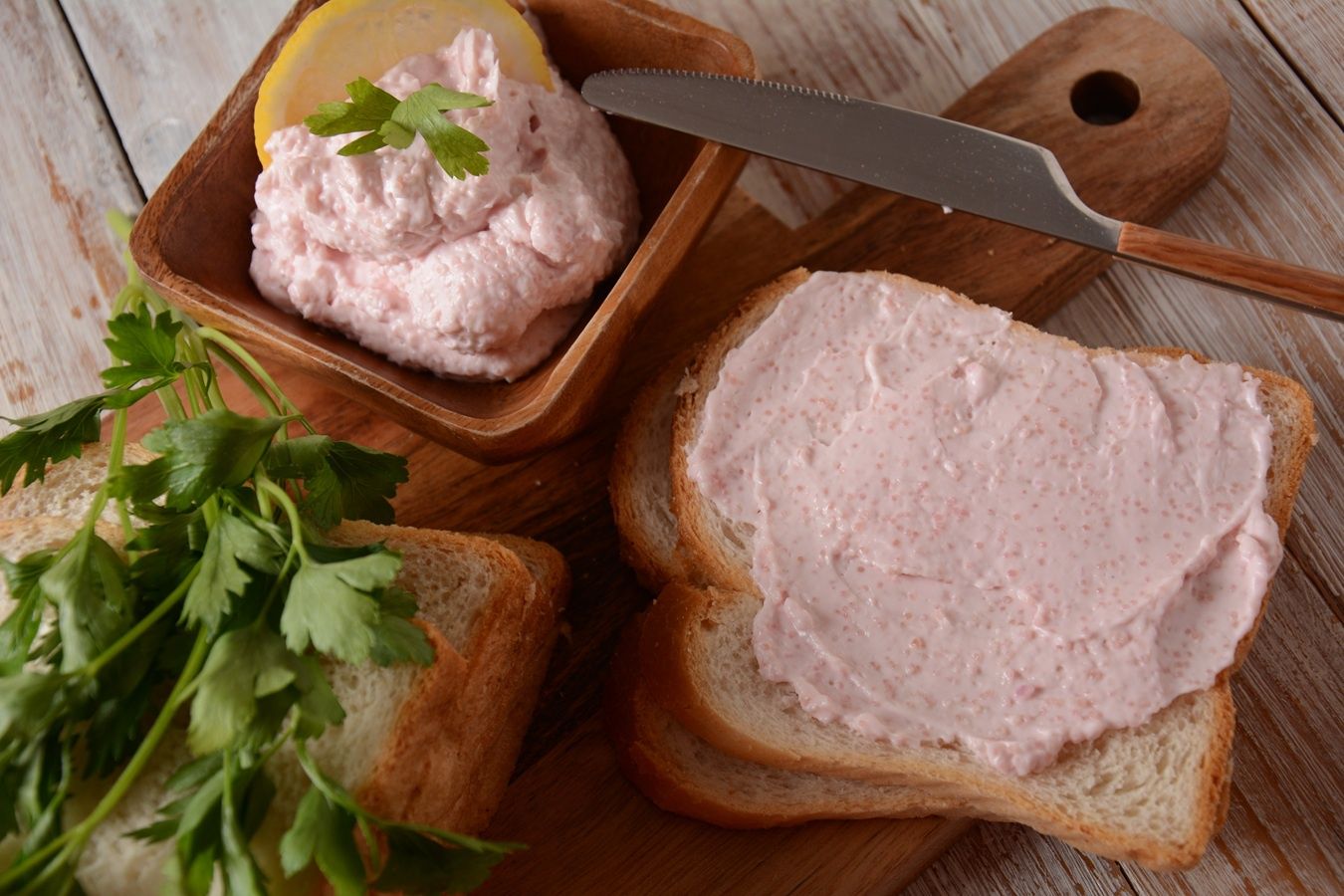 Lepsze niż masło i twarożek. Greckie smarowidło zachwyca puszystością