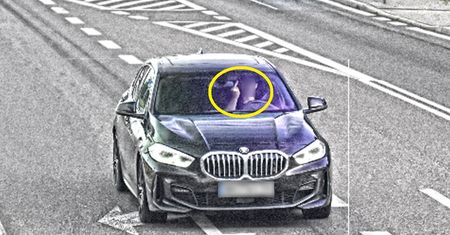 Kierowca BMW pokazał środkowy palec do fotoradaru. Zostanie deportowany