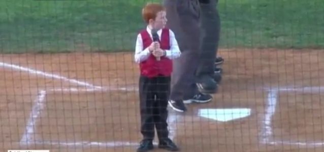 7-latek próbuje zaśpiewać hymn, walcząc ze czkawką