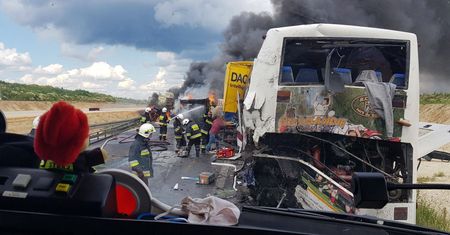 Bogusławice. Zderzenie autokaru i ciężarówek. 30 osób rannych
