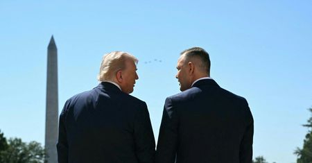 "Przepychanki" przed wylotem do Trumpa. Nawrocki skomentował