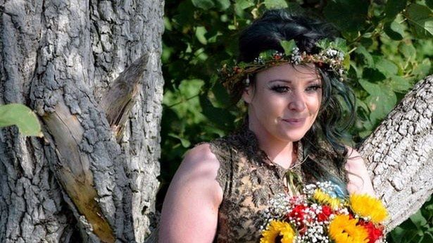 Brytyjka poślubiła drzewo w akcie protestu przeciwko budowie drogi 