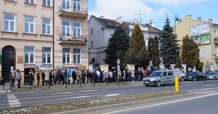 Tłum oczekujących na pomoc pod konsulatem Ukrainy. Utworzyła się wielka kolejka