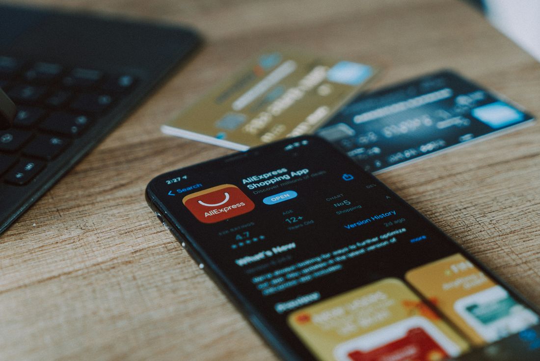 Nowa opłata uderzyła w zakupy z Chin. Temu i AliExpress tracą miliony użytkowników w Polsce