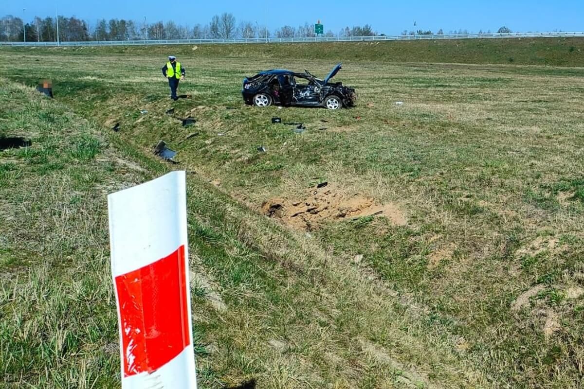 Roztrzaskane Audi na DK17 w powiecie puławskim