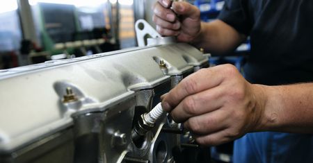 Jak eksploatować świece zapłonowe? Dlaczego nie warto ich wymieniać samodzielnie?