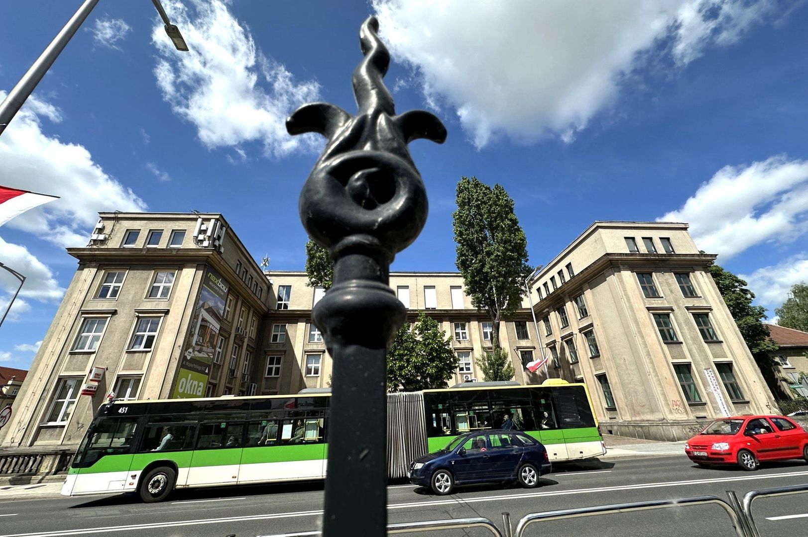 Obiekt jest dobrze skomunikowany. Obok są przystanki niemal wszystkich linii autobusowych MZK, a w pobliżu centrum przesiadkowe 