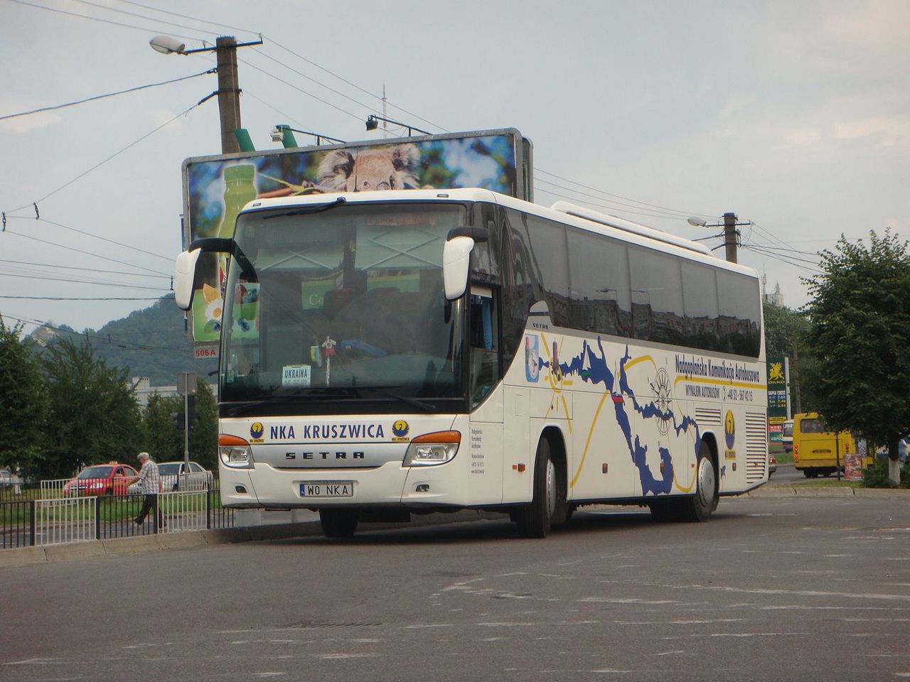 Pasażerowie byli poruszeni, gdy okazało się, że autobus, którym podróżują zatrzymał się na barierkach na rondzie w Janowicach pod  Inowrocławiem, bo kierowca był pijany