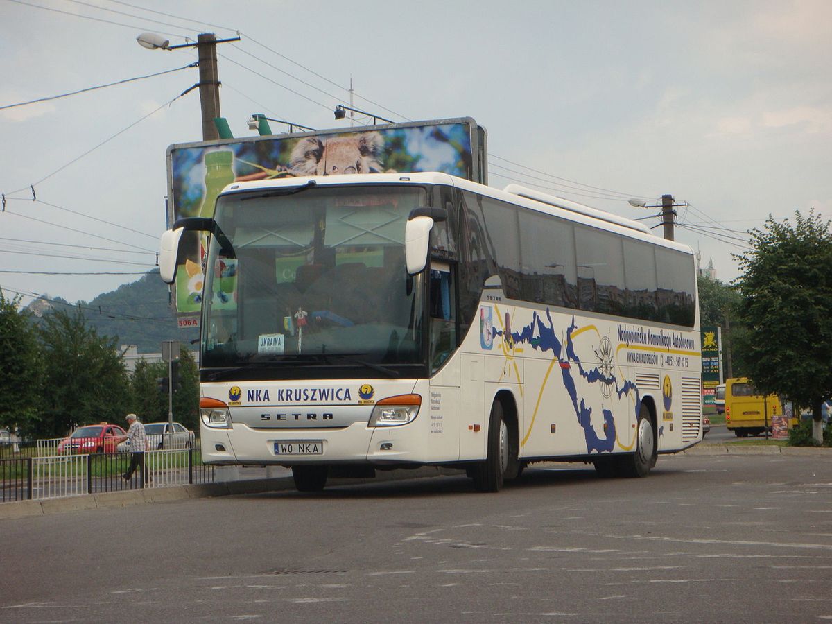 Pasażerowie byli poruszeni, gdy okazało się, że autobus, którym podróżują zatrzymał się na barierkach na rondzie w Janowicach pod  Inowrocławiem, bo kierowca był pijany