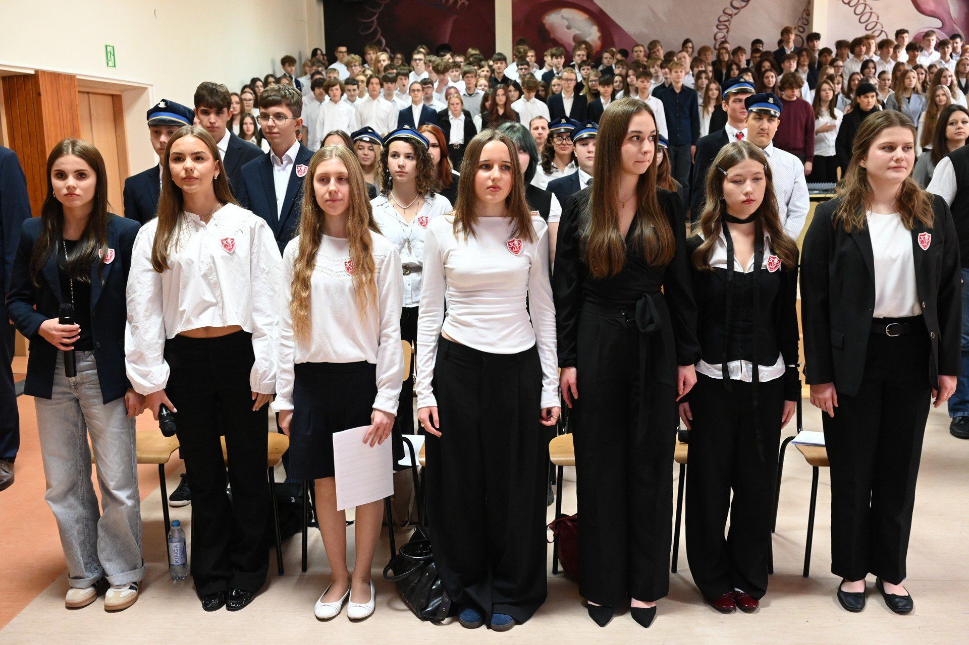Uroczystość w I Liceum Ogólnokształcącym imienia Stefana Żeromskiego w Kielcach rozpoczęła się bardzo oficjalnie i patriotycznie. Uczniowie odśpiewali Mazurek Dąbrowskiego.