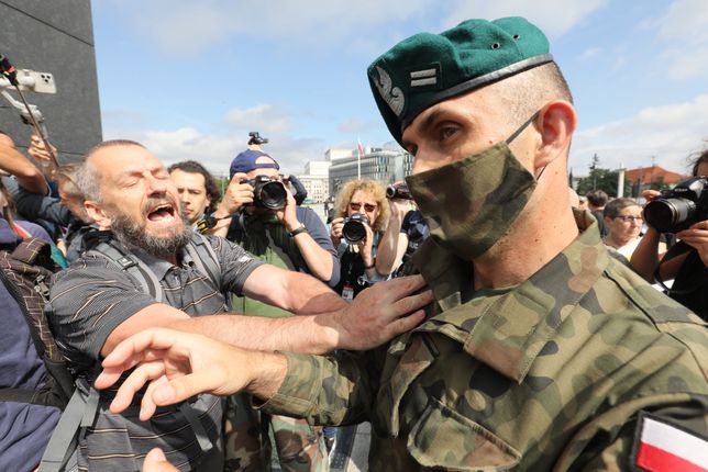 Przepychanki żołnierzy z protestującymi przed pomnikiem smoleńskim