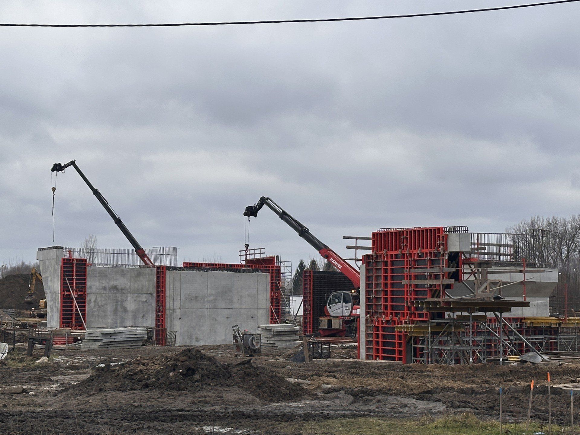 Obecnie, najbardziej rzuca się w oczy realizacja ulokowanego centralnie na węźle wiaduktu drogowego, pod którym po zakończeniu inwestycji będzie odbywał się ruch lokalny.