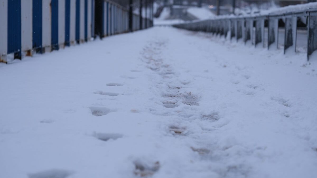 Ślady butów na śniegu