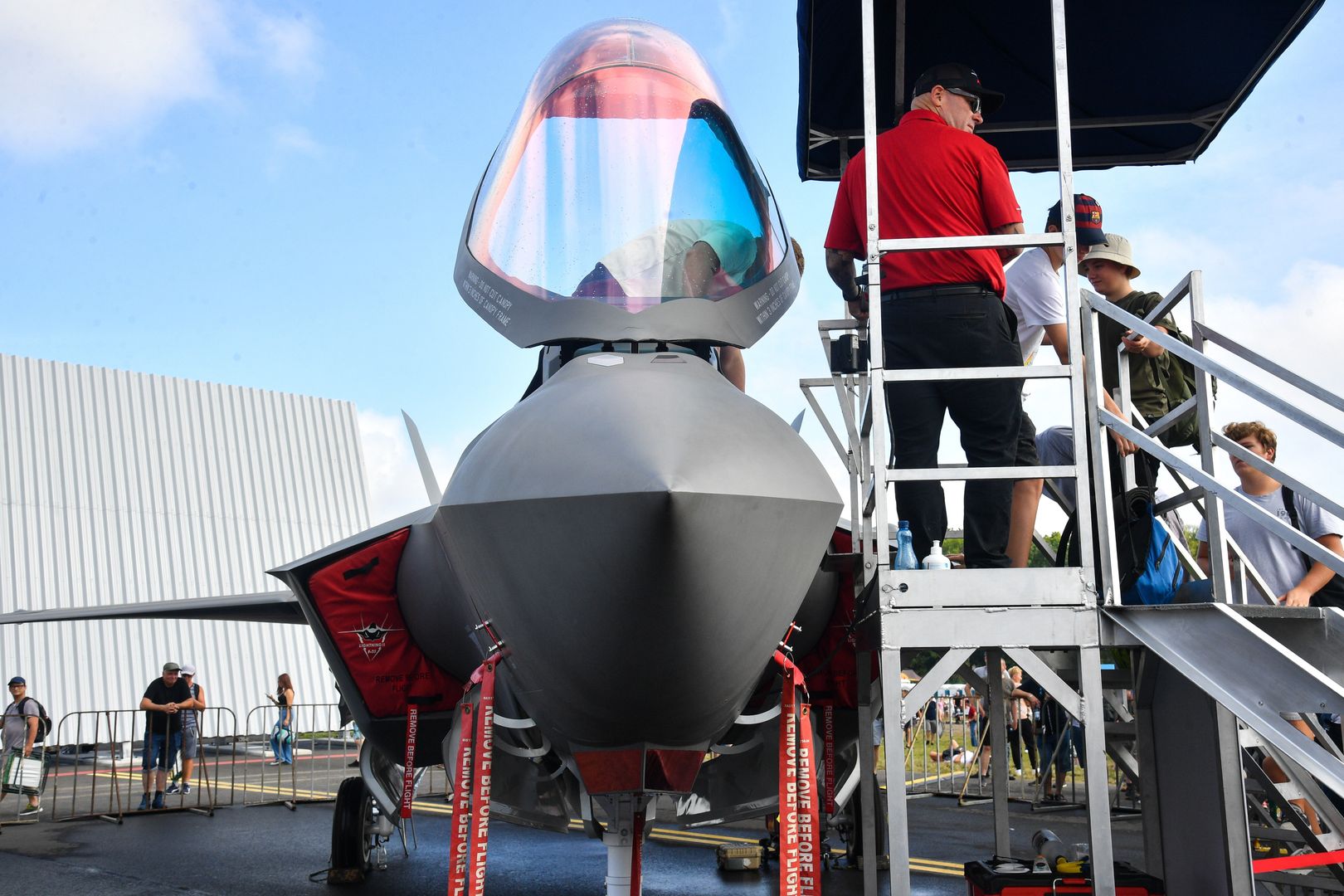 Radom, 27.08.2023. Drugi dzień Międzynarodowych Pokazów Lotniczych AIR SHOW Radom 2023 na terenie lotniska w Radomiu, 27 bm. Tegoroczna edycja wydarzenia odbywa się pod hasłem "Niezwyciężeni w przestworzach". (mr) PAP/Radek Pietruszka ***Zdjęcie do depeszy PAP pt. Radom/ Trwają Międzynarodowe Pokazy lotnicze Air Show***