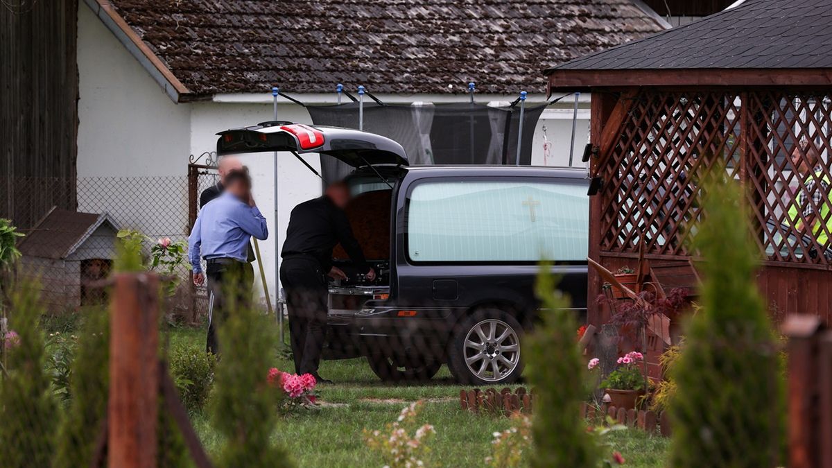 Matka wrzuciła swoje dzieci do ogniska.