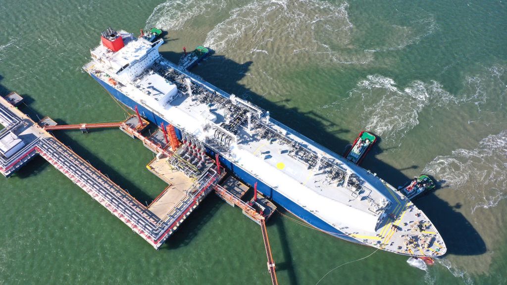 Na zdjeciu metanowiec LNG w porcie