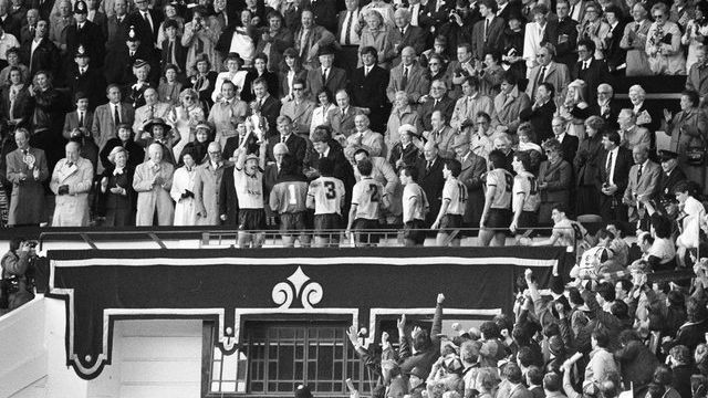 Piłkarze Oxford United odbierają puchar w 1986 r. fot. Steve Daniels/CC BY-SA 2.0