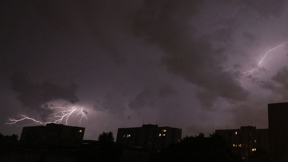 Warszawa, 11.07.2021. Burza nad Warszawą, 11 bm. (jm) PAP/Paweł Supernak