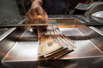 Kursy walut. Dolar traci po słabych danych z USA. Złoty mocniejszy