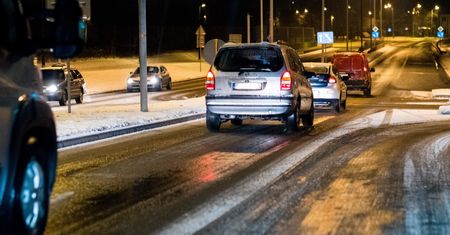 Nadchodzą marznące opady. Kierowcy muszą uważać na czarny lód