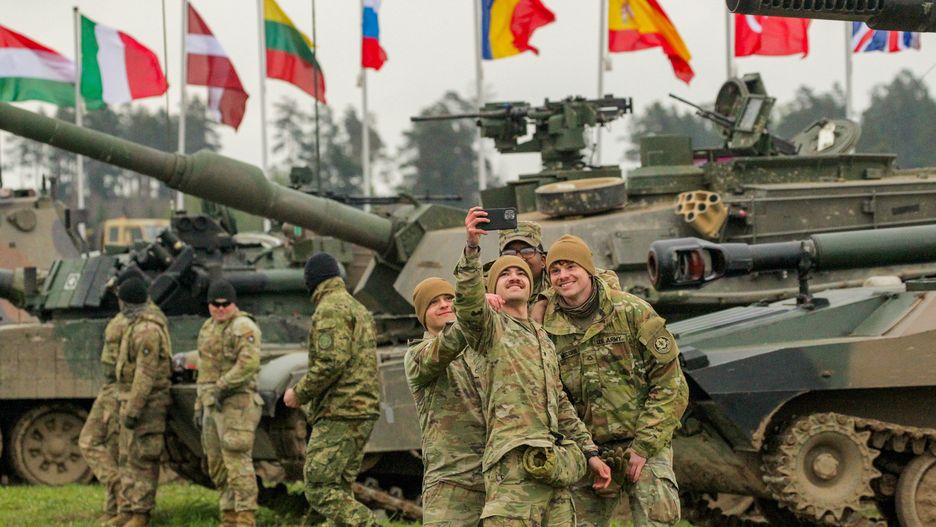 Żołnierze z państw NATO podczas wspólnych manewrów w Orzyszu