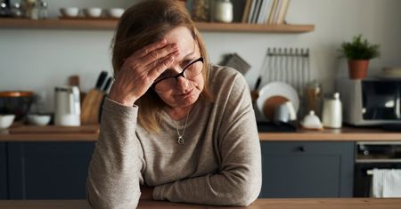 Dlaczego tak łatwo zapominamy imiona? Neurolog wyjaśnia