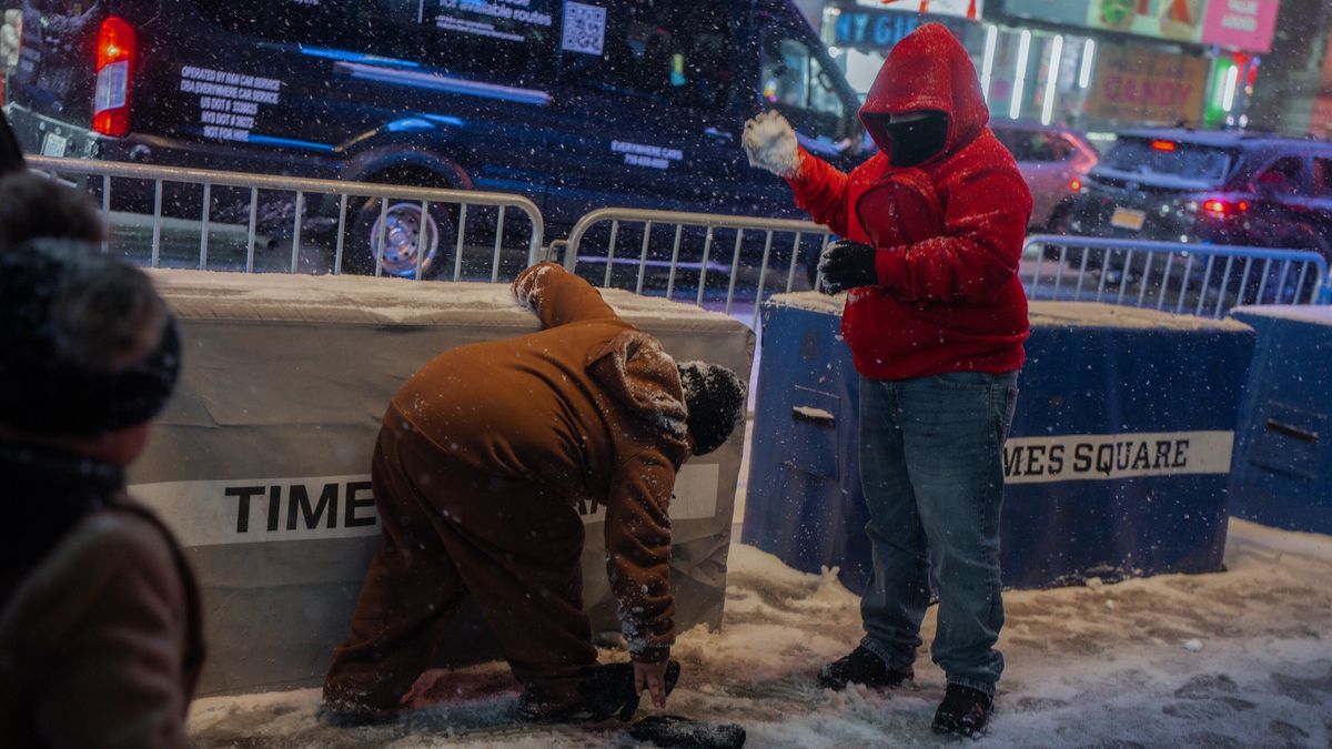 Children play with snow during a winter storm in New York, New York, USA, 26 December 2025. A weather emergency was declared as up to 11 inches of snow was forecast, and hundreds of flights were grounded at New York-area airports. EPA/OLGA FEDOROVA Dostawca: PAP/EPA.