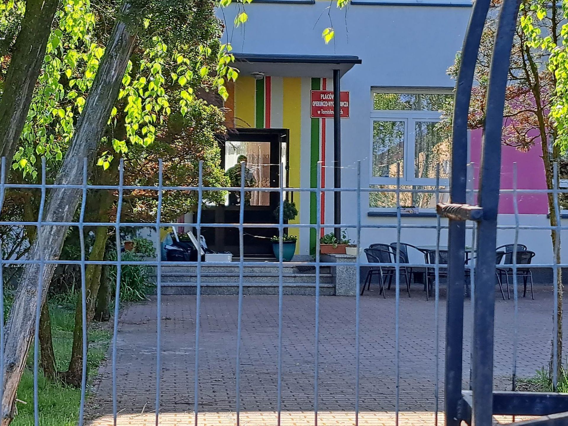 16-letnia dziewczyna zginęła na miejscu, a pięć osób trafiło do szpitala w wyniku ataku nożownika w domu dziecka w miejscowości Tomisławice w powiecie sieradzkim