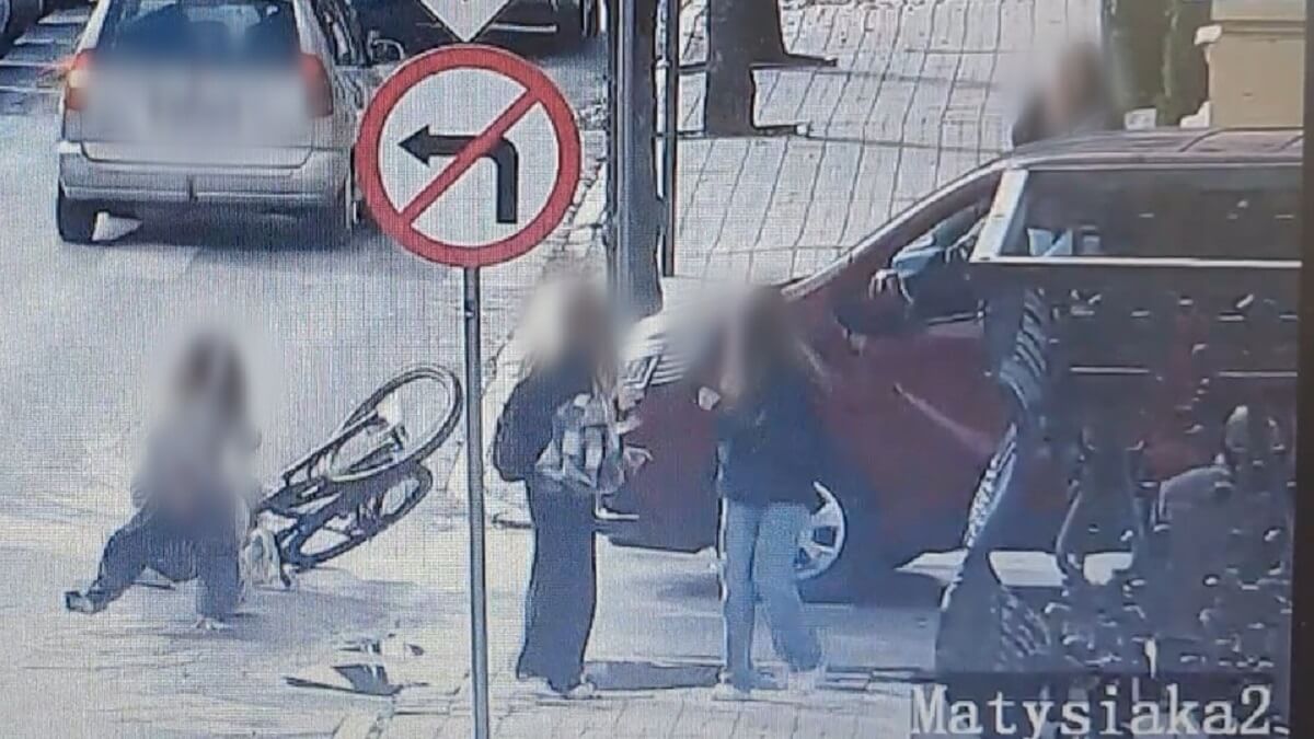 Jadąc jednym rowerem, wpadły pod koła samochodu