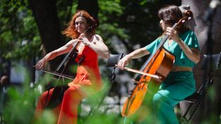 Magia dźwięków wiolonczeli w otoczeniu kwitnących róż. Jubileuszowa edycja koncertów Garden Party u Karola rozpoczęta! [ZDJĘCI]