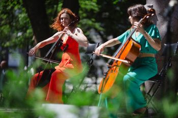 Magia dźwięków wiolonczeli w otoczeniu kwitnących róż. Jubileuszowa edycja koncertów Garden Party u Karola rozpoczęta! [ZDJĘCI]