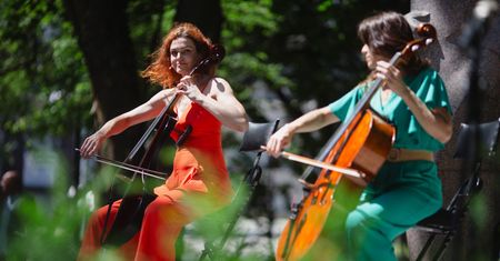 Magia dźwięków wiolonczeli w otoczeniu kwitnących róż. Jubileuszowa edycja koncertów Garden Party u Karola rozpoczęta! [ZDJĘCI]