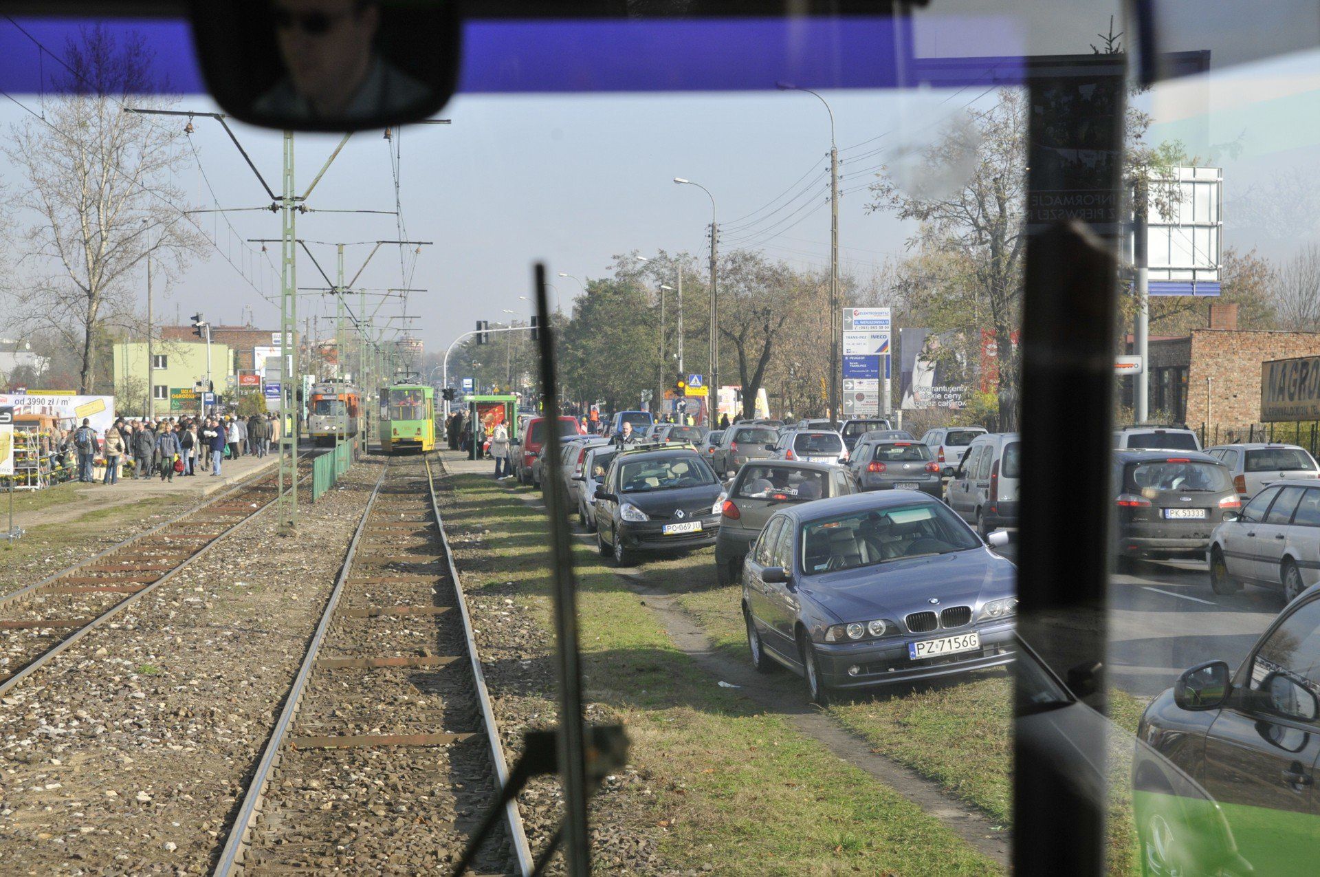 Przy cmentarzach wprowadzone są zmiany w organizacji ruchu - najlepiej dojeżdżać do nich komunikacją miejską