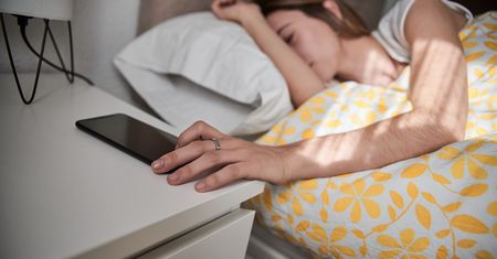 Chcesz wstawać bez drzemki? Wystarczy banalny trik z telefonem