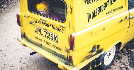 Samochód z kultowego serialu trafił na licytację. W zestawie jest m.in. dmuchana lalka