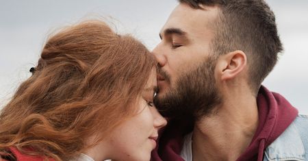 Dziś Dzień Pocałunku. Ta prosta czynność jest ważniejsza, niż myślisz