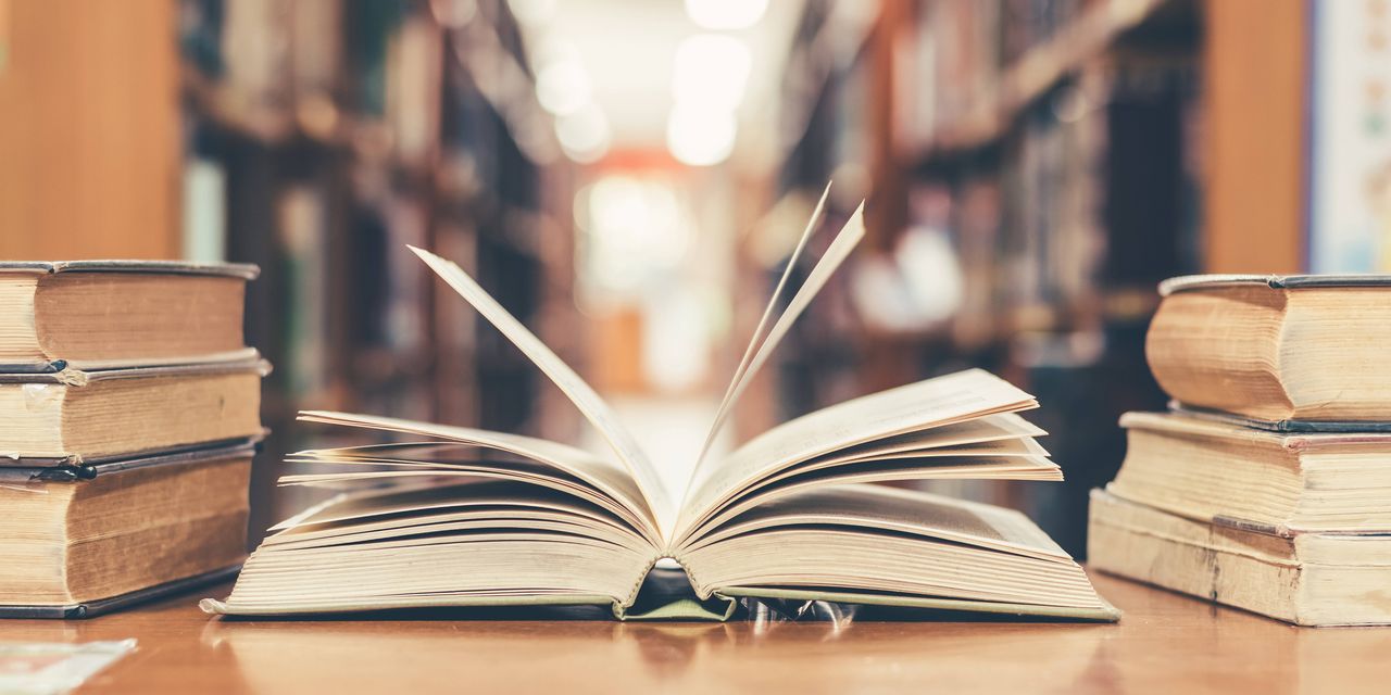 Zduńska Wola: Tomasz Raczek spotkał się z mieszkańcami w miejskiej bibliotece