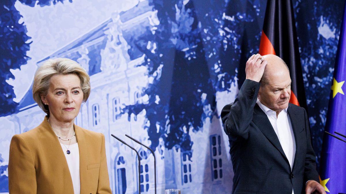 GRANSEE, GERMANY - MARCH 05: German Chancellor Olaf Scholz (R) and European Commission President Ursula von der Leyen attend a press conference after a retreat of the German government cabinet at Schloss Meseberg on March 5, 2023 near Gransee, Germany. The cabinet is holding the two-day retreat as Germany continues to face high inflation and Russia's war in Ukraine enters its second year. (Photo by Carsten Koall/Getty Images)