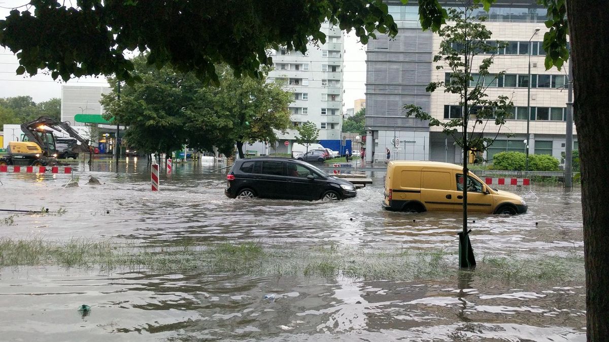 Burza w Warszawie. Gwałtowna ulewa, zalane ulice i place stolicy. "Mamy Armagedon"