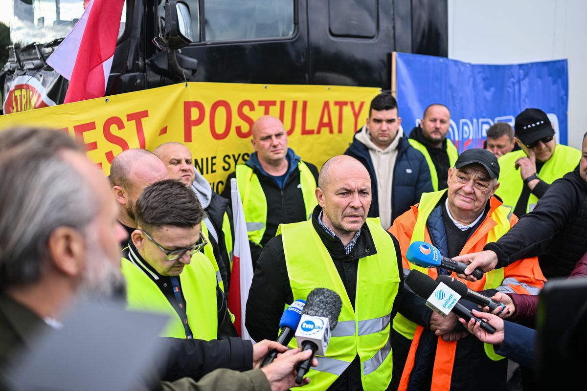 Польська поліція пропускає українські вантажівки через кордон в обхід протестувальників