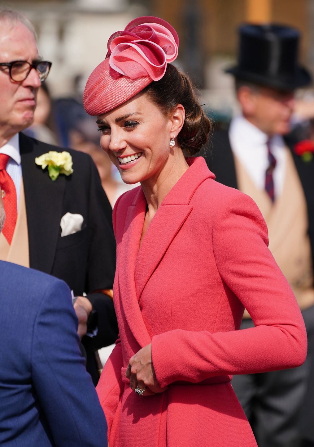 Księżna Kate w koralowej stylizacji na "Queen's Garden Party"