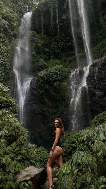 Joanna Opozda w czarnym kostiumie kąpielowym