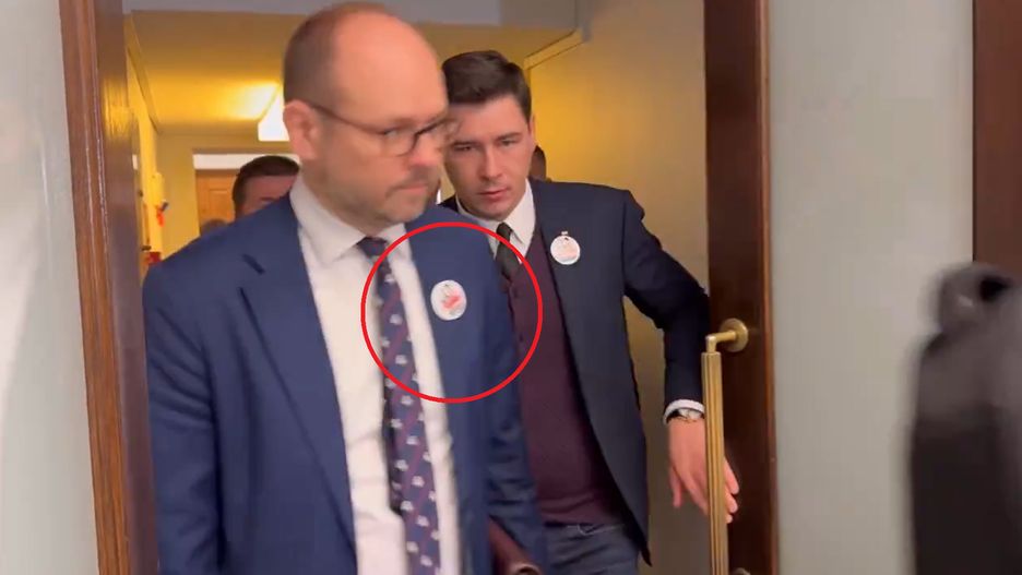 Posłowie PiS założyli przypinki z wizerunkiem Kamińskiego i Wąsika